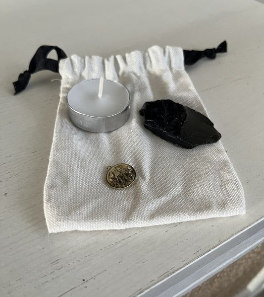 🌑 Pochon Rituel « Protection & Ancrage » – Bougie, Breloque & Pierre d’Obsidienne