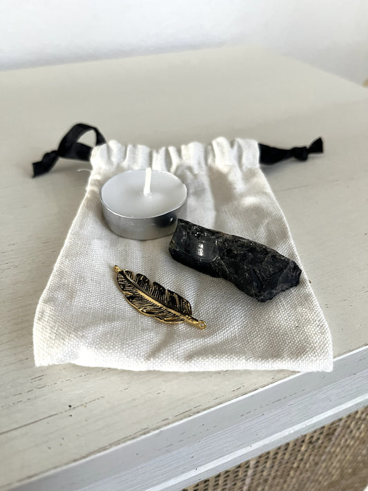 🌑 Pochon Rituel « Protection & Ancrage » – Bougie, Breloque & Pierre d’Obsidienne