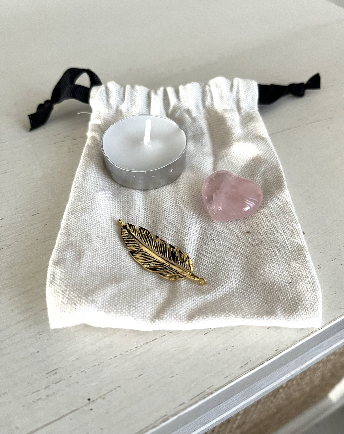 🌸 Pochon Rituel « Amour & Douceur » – Bougie, Breloque & Quartz Rose