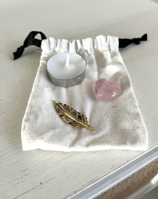 🌸 Pochon Rituel « Amour & Douceur » – Bougie, Breloque & Quartz Rose