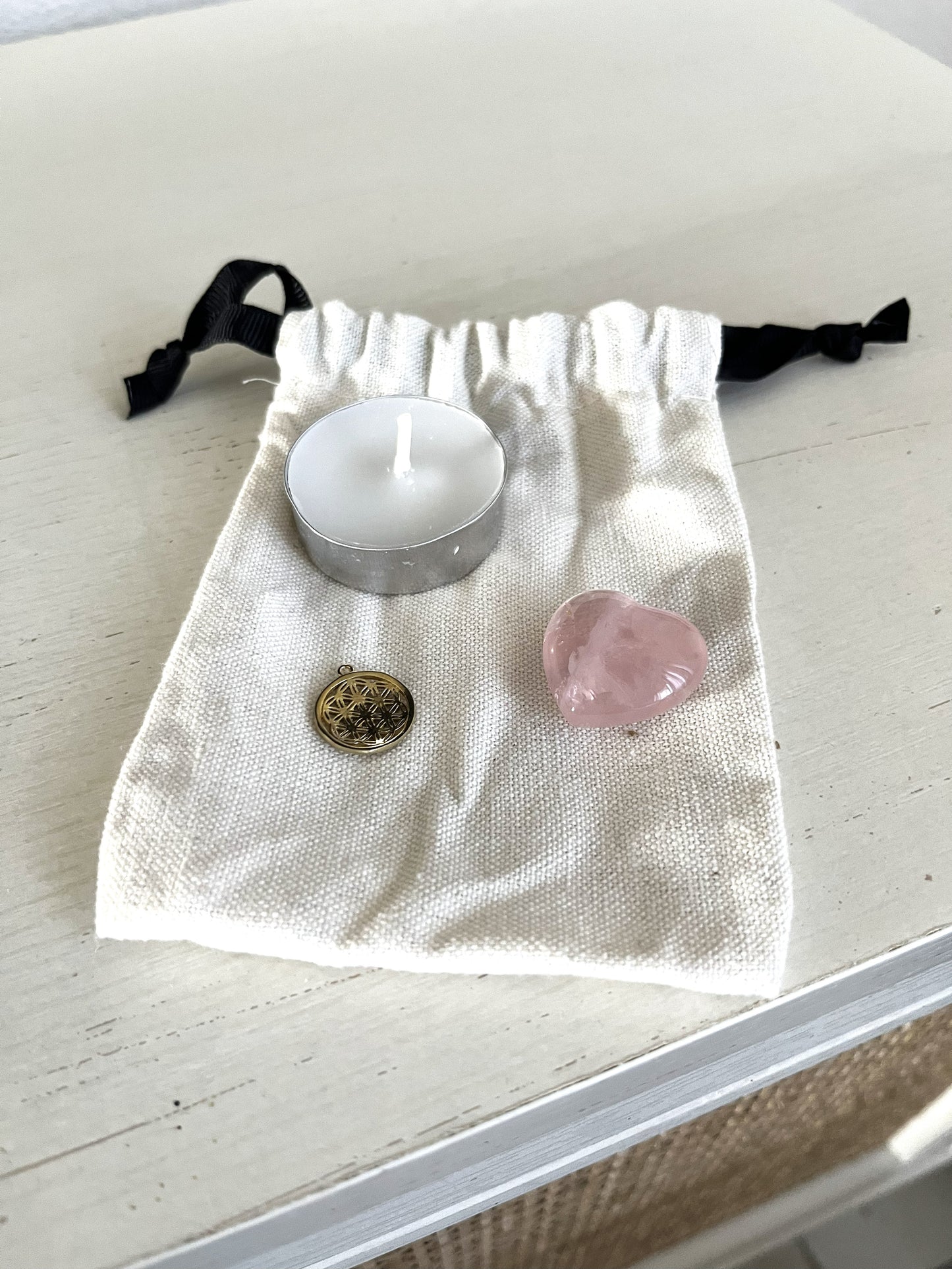 🌸 Pochon Rituel « Amour & Douceur » – Bougie, Breloque & Quartz Rose