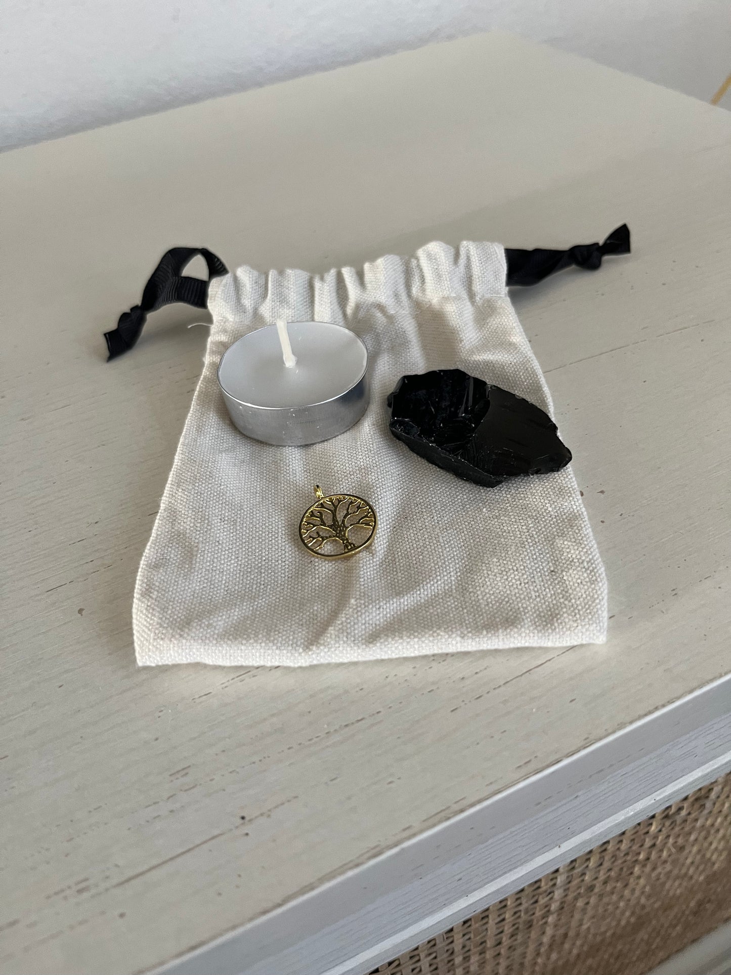 🌑 Pochon Rituel « Protection & Ancrage » – Bougie, Breloque & Pierre d’Obsidienne