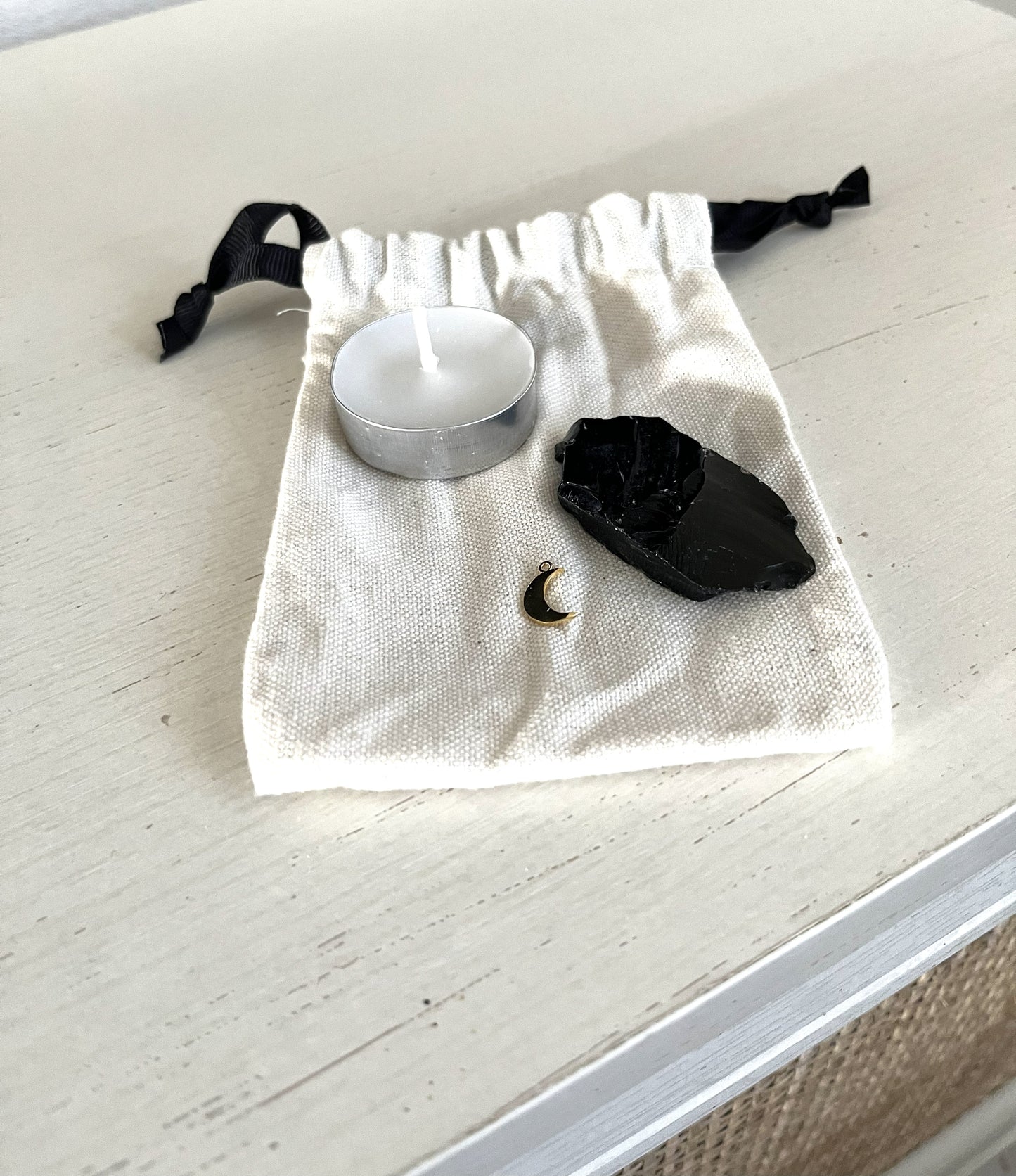 🌑 Pochon Rituel « Protection & Ancrage » – Bougie, Breloque & Pierre d’Obsidienne