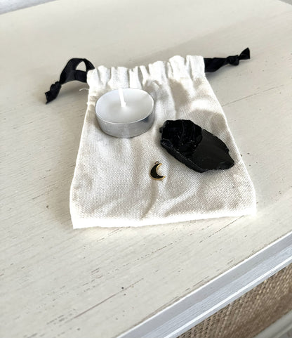 🌑 Pochon Rituel « Protection & Ancrage » – Bougie, Breloque & Pierre d’Obsidienne