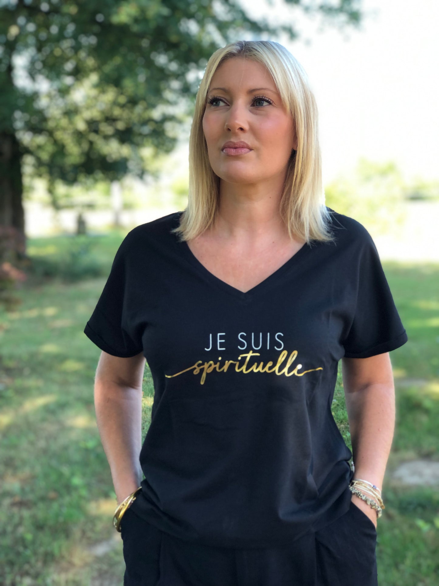 T-shirt noir col en V " Je suis spirituelle"